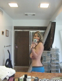 पूर्व प्रेमिका विक्टोरिया लॉसन लेता है टॉपलेस selfies में स्नान दर्पण