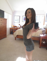 Lacey Channing pyszni jej ogólne Biustonosz przyjaciele zyskuje bez odzież i bierze Atrakcyjne selfie