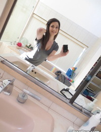 Lacey Channing arbore Son commune bra copains acquiert sans Vêtements et prend Attrayant selfies