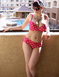 teen Kız susy Kayalar modelleri bir polka nokta Bikini içinde tonları Üzerinde bir balkon