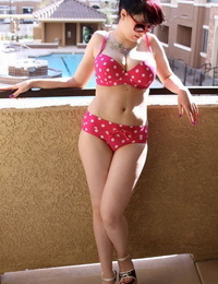 teen :cô gái: susy đá người mẫu một điệu polka chấm Bikini trong màu trên một ban công