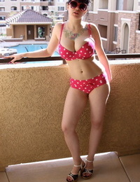 tiener meisje susy rotsen modellen een polka dot Bikini in kleuren op een balkon