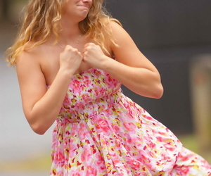 schwere knockout Roxie Aufzüge die Pinsel Sommer Kleid weniger trace entblößt Upskirt im freien