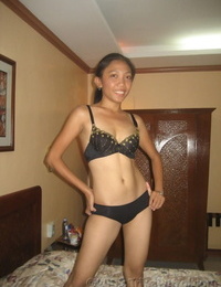 菲律宾 第一 计时器 脱下衣服 上 她的 沙发 之前 给予 一个 误判