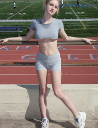 Extrema jovem atleta com gigante melões Ashlee Colinas jogging braless ao ar livre