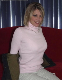 Blonde youthful Kyra lets off her perky pointer sisters from turtleneck sweater