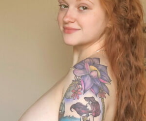 टैटू लाल बालों वाली के साथ विशाल फ्लॉपी स्तन romping नग्न पर के बिस्तर