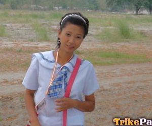 jong Filipino schoolmeisje neukt een seksuele verbinding passagier Op exchange worden gevestigde op een sigaret