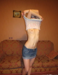 skinny Kleinkind junge julia posing Topless in Ihr charmant Unterwäsche auf die Matratze