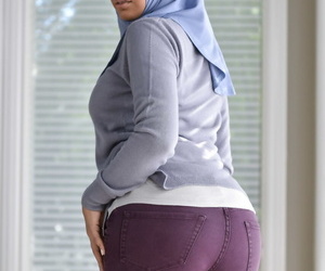 Busty beauty Aaliyah Hadid peels say no to skintight pants to spread say no to pustule butt