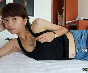 الشباب التايلاندية غير مركزة أسفل لحمي الصغيرين الوجه مكتئب يحصل مارس الجنس :بواسطة: A farang