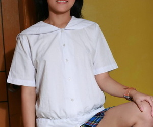 لطيف الآسيوية في سن المراهقة زلات قبالة لها سكرتيرات الملابس الداخلية قريب إلى موضوع الملونة الركبة الجوارب