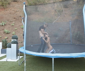 braziliaanse Tiener nympho Gina Valentina geniet anaal outdoor coïtus op trampoline