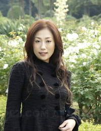 เต็มที่ Clothed ภาษาญี่ปุ่น วัยรุ่น pretties ใน คน วนสาธารณะ ใน สีดำ เสื้อผ้า แล้ว ถุงน่อง