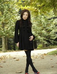 totalmente Vestido japonés Adolescente estas bellezas en el parque en Negro Ropa y medias