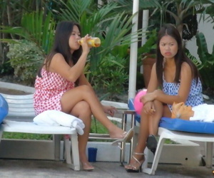 Thaise hotties nabij sexy bikini ' s nicole verhoogd :Door: Anne het hebben van leuk in Een obstakel nemen