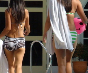 Thai hotties nahe sexy bikinis Nicole erhöht :Von: anne Mit Spaß bei ein Hindernis integrieren