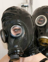 Fetiş meraklısı jana puff ve lezbiyen kız poz içinde lateks ve gaz Maskeler
