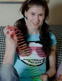 adolescente Marrone capelli lavanda indossa Il suo capelli in trecce mentre Doloroso il rapporto sessuale
