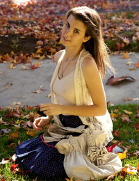 sombre cheveux jeune Melissa montre Son rose sous-vêtements et taquine Avec Son massive pin