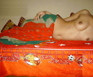 India simplemente Chica diapositivas Upskirt térmicas cortas a un lado en adelante se asemeja a su desnudo Pechos