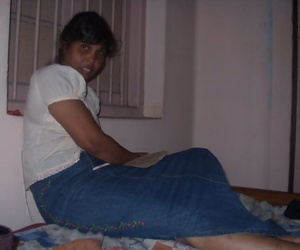 indiase vrouwelijk is mishandle op Aan te raken De borstel ondergoed Grootste omvang proberen op verschillende outfits