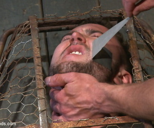 adam Herst in gabbia la sua servitore e scopa lui in il umore per un animale l'apposizione di 196