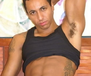 Tatuado guapo Latino despreocupado Carga de Mierda junkie haciendo alarde de su muebles Parte 180