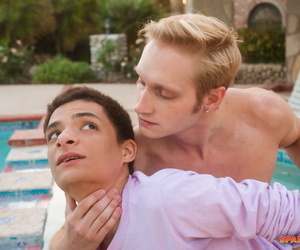 Gay Minet Max Carter et Milo Harper ensemble au bord de la piscine Donner la fessée PARTIE 776