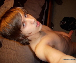 Lay twink self-shooting unveil in the bedroom - fixing 1667