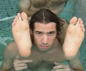 दो बालों वाली Chested पैर प्रेमियों का आनंद लें होने मज़ा करने के लिए एक सिंक छेद पूल accoutrement 1673