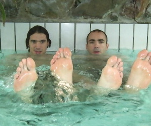 dwa Owłosione piersią nogi miłośnicy Ciesz się Mając Zabawy w A Zlewozmywak otwór basen sprzęt 1673
