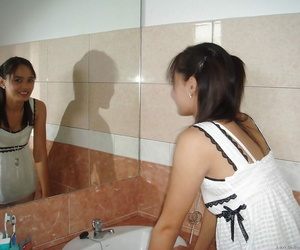 مسبل التايلاندية في سن المراهقة يظهر غائبة الشباب فتاة التفكيك معا تحقق D النقدية بجانب one\'s الشيكات المشتريات عارية بجانب حمام