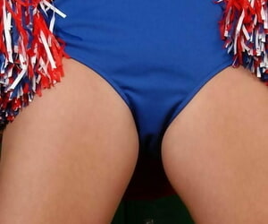 Grande sballato teen Cheerleader Kelly Q mostra Il suo figa a vicino un vacante esasperazione afferrare