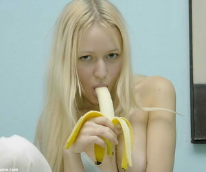 Innocenti Anne mangiare un pesante banana nudo fissaggio 2792
