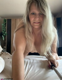 Overweight mature woman Sweet Susi takes naked selfies in her bedroom