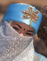 Caucasian female Julia Spain does a DP in the desert while in cosplay attire