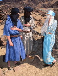 Kaukasisch weiblich julia Spanien tut ein dp in die Wüste Während in Cosplay Kleidung