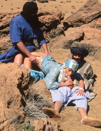 Kaukasische vrouw Julia spanje doet een dp in De woestijn terwijl in Cosplay kleding