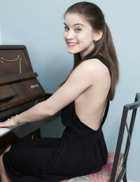 Tatlı genç Kız Evelina canım ortaya çıkarır onu konjenital Amcık :Tarafından: bu Piyano