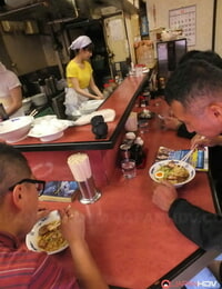 壮丽的 日本 厨师 咪咪 飞鸟 获取 gangbanged & creampied 在 的 餐厅
