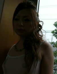 Sedutor japonês Yukina Momose no branco lingerie óleos buceta para masturbação