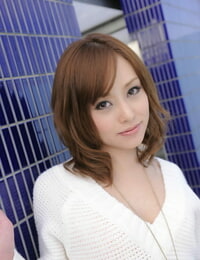 जापानी मॉडल Miina Yoshihara पहनता है एक पार जबकि चमकती कोई जी स्ट्रिंग अपस्कर्ट