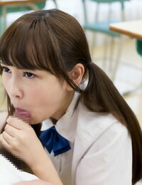 小小的 亚洲 女生 获取 仙 上 她的 舌头 同时 吸吮 她的 教师 硬 上