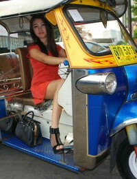 Tailandês muito primeira timer vai a partir de tuk tuk driver para um nua modelo no o origem