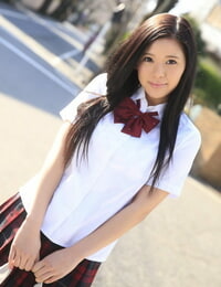Asiatique écolière Risa Shimizu promenades Un bite dans collants après montrant Son seins
