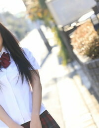 الآسيوية تلميذة ريسا شيميزو ركوب الخيل A الديك في جوارب طويلة بعد عرض لها الثدي