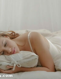 Dormir Belleza despierta Con el idea de perder su la virginidad en su la mente