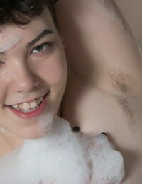 गोल-मटोल   बन गया नग्न के बाद कपड़े धोने की उसके बालों वाली चूक में के बाथटब