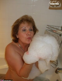 老年 业余的 丰满 幸福 舔 她的 嘴唇 在 一个 俏皮 泡泡 浴缸